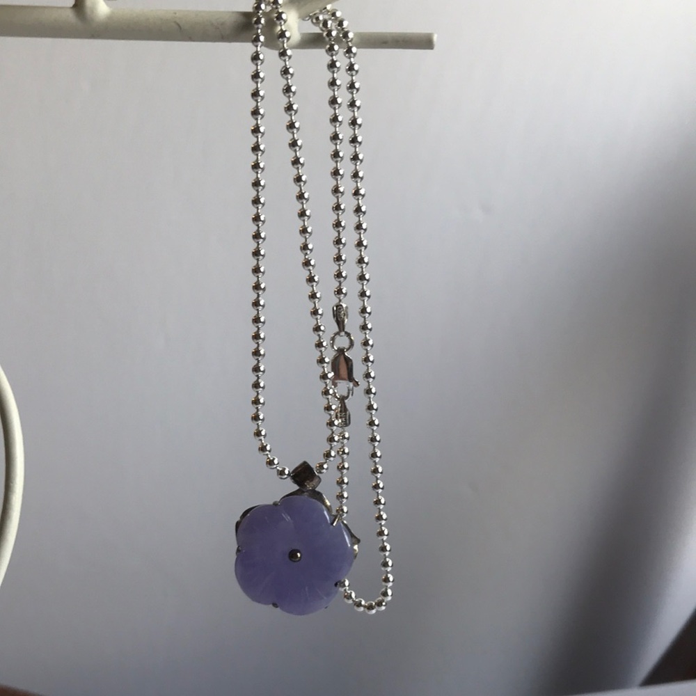 Silver tone beaded chin necklace with purple carved flower pendent.
